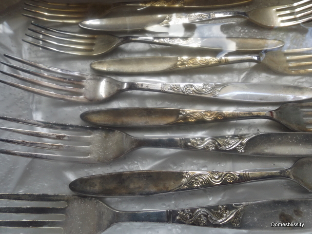 The easiest way to clean silverware - Domesblissity