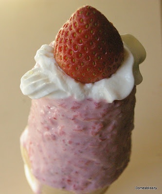 DIY Strawberry Sundae Ice Cream Cone Domesblissity.com